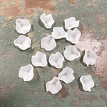 ケース入り【15mm  80個】すりガラス風花びら アクリルビーズ   ホワイト
