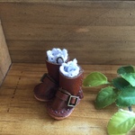 ミニチュアブーツのネックレス（ストラップ革ひも付）茶色