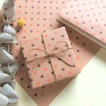 ストロベリーチョコカラーのブックカバー５枚入り。ドットの一つひとつが猫の形です(*^-^*)小物を包むラッピングペーパーとしてもお使いいただけます♪