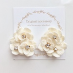 耳元華やか お花いっぱい耳飾り