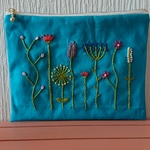 野の花ガーデン刺繍　フラットポーチ　　ブルーシエル