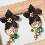 Fleur noire～大ぶりフラワーピアス～