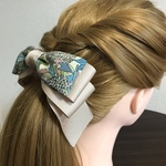ベージュの大人可愛い大きめ揺れるヘアリボン ポニーフック 花柄