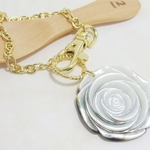 *BB4***高品質ブラックシェルAAA（薔薇）☆バッグチャーム