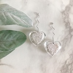 再販❤︎クリアハートインシルバーハートうねうねピアス/イヤリング＊P190604