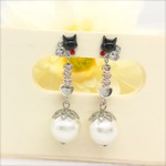 ハートビーズとコットンパールの黒猫ピアス／ビジュー（スワロフスキー）くろねこ
