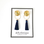 ミモザのレジンカボションとネイビータッセルの2wayピアス／イヤリング