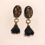 ブラックレジン×タッセルのピアス