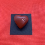 ハート 一粒チョコ〈ラズベリー〉 　ブローチ ～スワロフスキー付　フェイクスイーツ