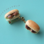 ざっくりコロッケサンドのコッペパン