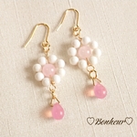 Flower🌸 ピンクのマーガレットとチェコドロップのピアス