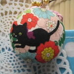 マカロンケースのストラップ　(お花の中から黒猫さん　赤)