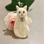 羊毛のオッドアイ白猫ブローチ