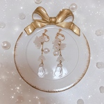 すずらんの華やかピアス ホワイト