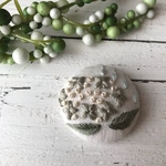 【ブローチorヘアゴムorパッチンピン】あじさい刺繍　ミルク×グリーン