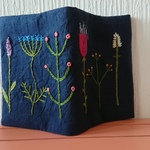 野の花刺繍　藍色の文庫本サイズブックカバー