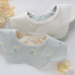 シンプルかわいいお花柄☆女の子にも男の子にも贈りたい小花柄の花びらスタイ