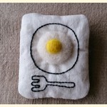 目玉焼きのブローチ（縦型）