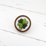 四葉のクローバー刺繍＊木枠ブローチ