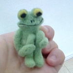 即日発送🎶羊毛フェルトのカエルさん🐸☆雨待ち中☔☆