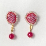 ビーズが揺れるレトロな刺繍ピアス