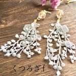 アンティークな薔薇とホワイトレースのピアス、イヤリング(ホワイト）