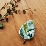 「葉っぱ」刺繍のブローチ
