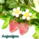 ぷっくりお花と赤い苺のピアス／イヤリング
