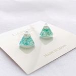 小ぶりピアス グリーンシェルの三角ピアス♡