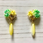 小さいつまみ細工とビジューのピアス