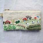 カントリー風景パッチワークと刺繍の横長ポーチ