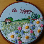 《送料込み》刺繍壁飾りBe Happy　イングランド・ヒル