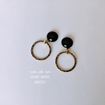 ブラックカボションと金古美のラウンドサークルピアス