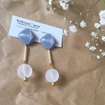 【着画あり】ブルーのアクリルカボションとくすみビーズのピアス