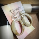 可愛いお花の大ぶりピアス ベージュ