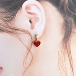 真っ赤なハートのピアス