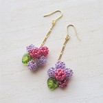 アジサイのボールピアス（赤紫）
