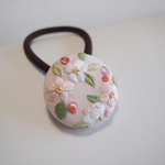 【受注製作】刺繍　くるみボタン　ヘアゴム ポニーフック　りんごの花