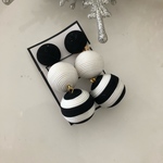 大人気ボンボンピアス