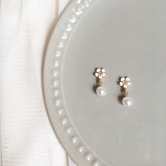 小さなホワイトフラワーと揺れるパールのピアス/ノンホールピアス《earrings041》白 花 小ぶり かわいい