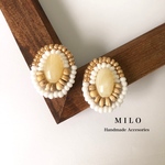ウッドビーズとクリームカラーのアクリルビーズの刺繍ピアス/イヤリング