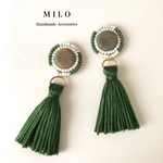 マーブルなまんまるパーツとグリーンビーズ刺繍のタッセルピアス/イヤリング