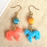 カラフルな馬のレトロピアス・イヤリング