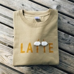 アイスキャラメルラテＴシャツ🥤｜スモーキーカーキ