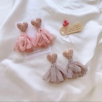 ハートのワイヤーカボションとボリュームタッセルのイヤリング♡