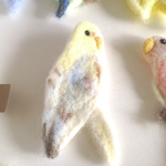 インコのブローチ
