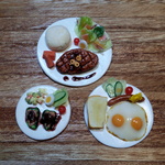 洋食メニュー★ステーキ・ハイジの白パン・サラダのワンプレート、ピーマンの肉詰め、目玉焼き・トースト・ソーセージのミニチュアフード ３個セット♪