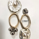アシンメトリーなシルバー×ゴールド×パールピアス