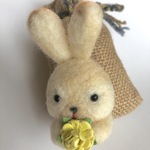 ほんのり香るうさぎさんブローチ
