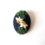  白い花 刺繍ブローチ  ネイビー